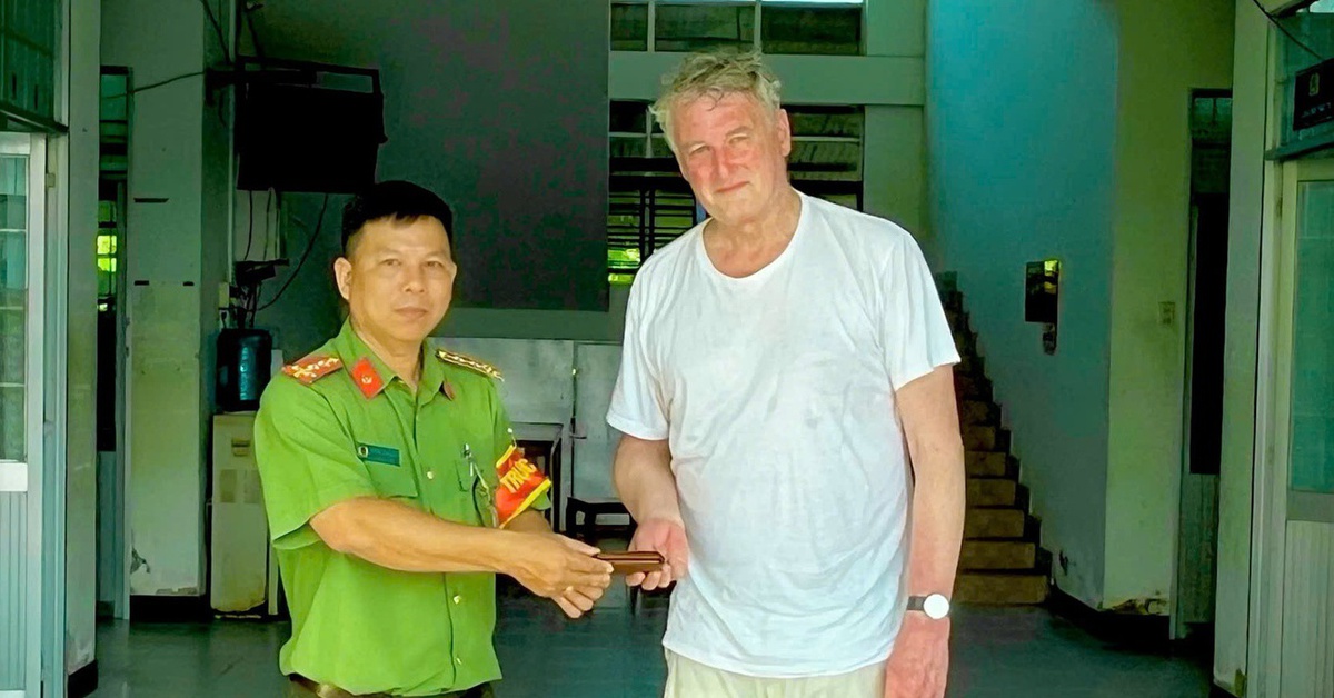 Du khách Đức đánh rơi ví tiền được một học sinh tìm trả lại