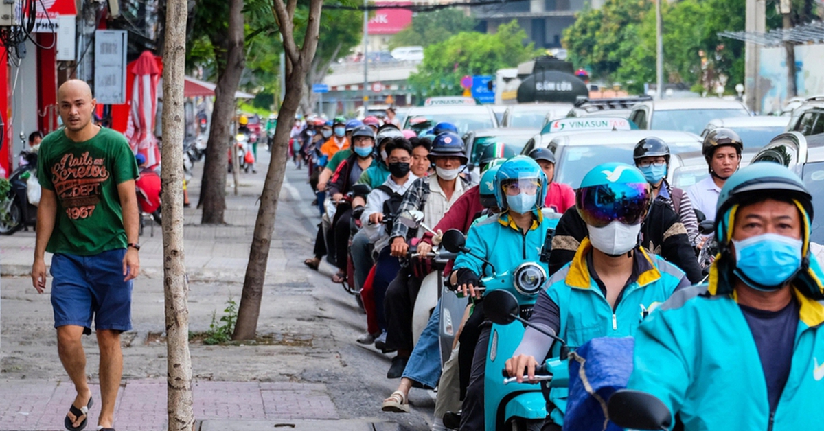 Thói quen mỗi sáng, bỏ vật dụng vào ba lô rồi đi bộ thong dong đến công ty