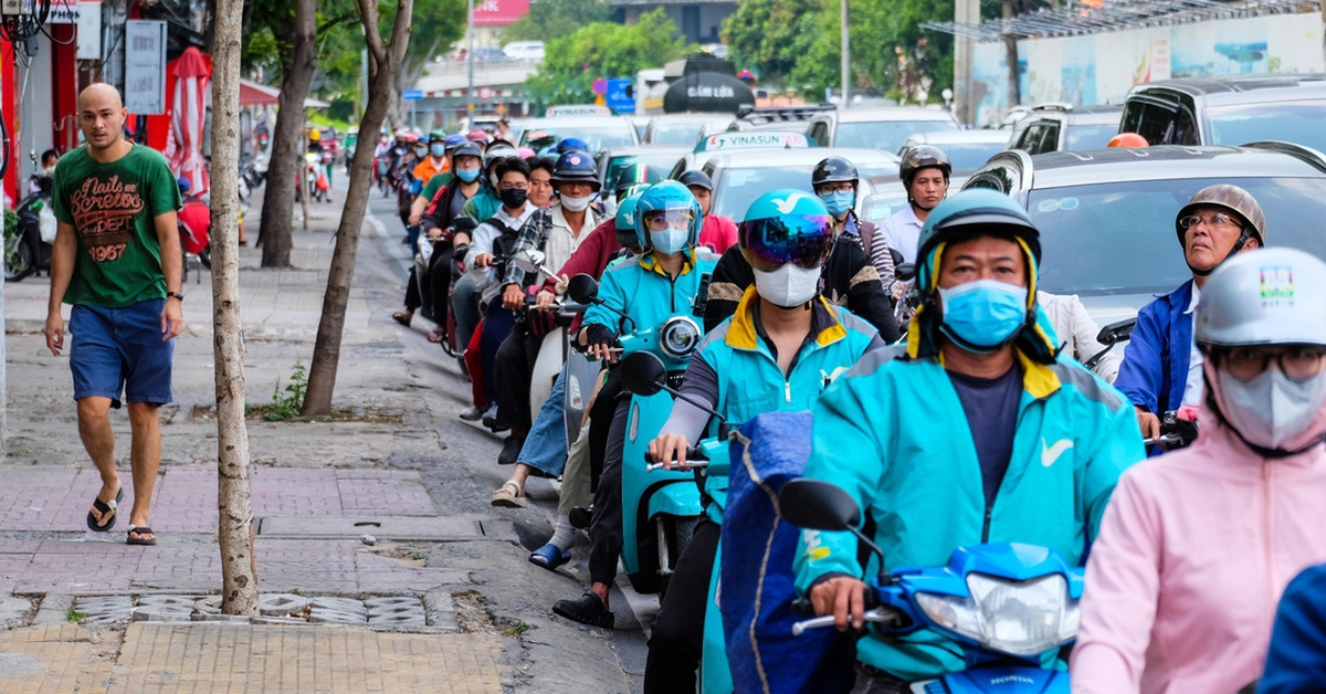 Thói quen mỗi sáng, bỏ vật dụng vào balô rồi đi bộ thong dong đến công ty