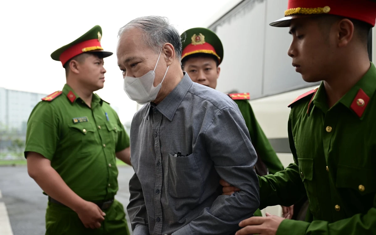 Chùm ảnh cựu thứ trưởng và 20 người ra tòa vụ doanh nghiệp hối lộ 40 tỉ