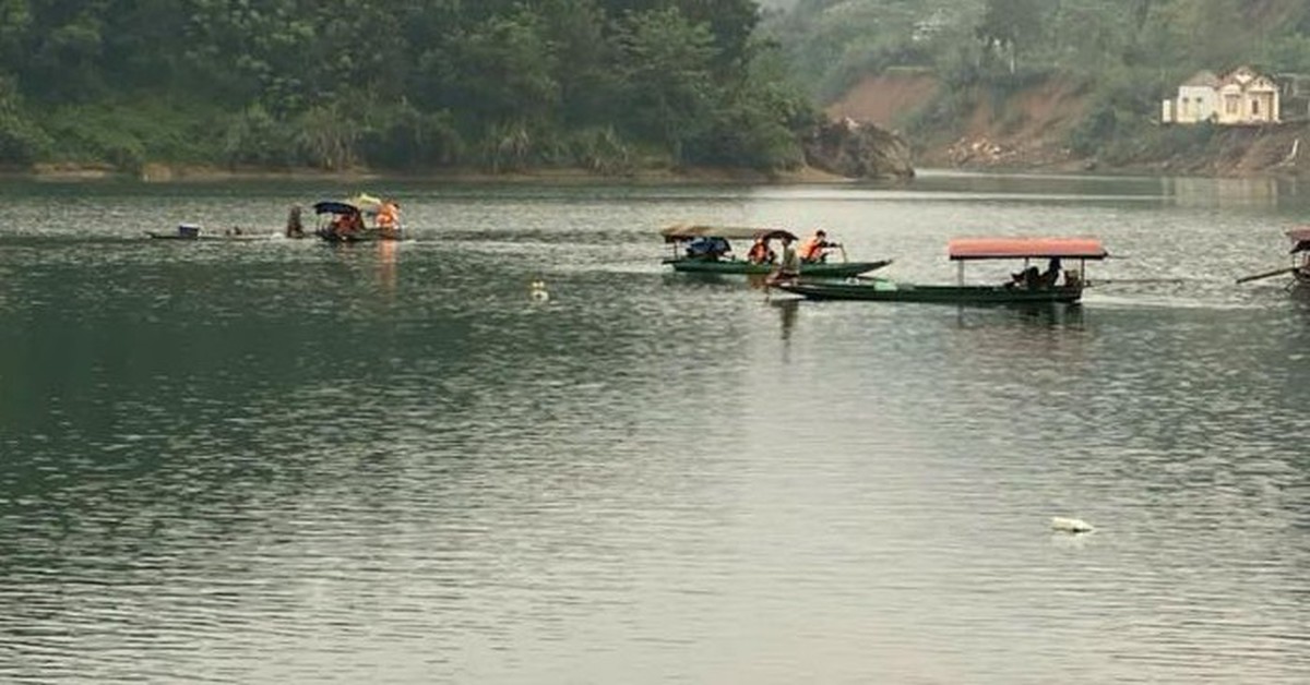 Lật thuyền do dông lốc ở Quảng Ninh, 2 người chết