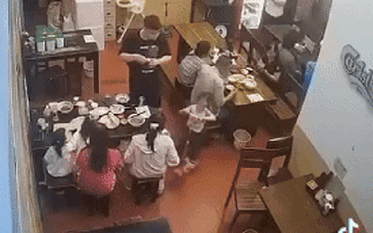 Nam thanh niên dùng chân đạp ngã bé gái đi xe scooter trong quán ăn, công an vào cuộc xác minh