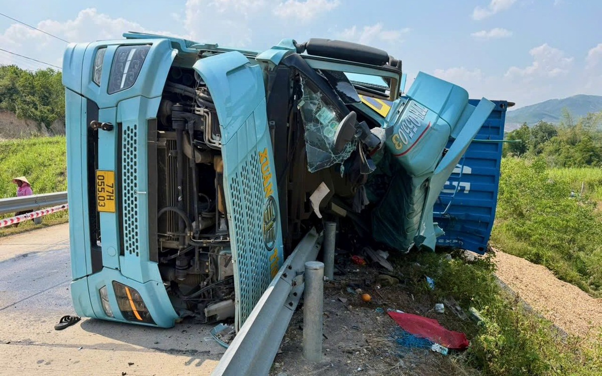 Tai nạn giao thông giữa container và xe máy khiến 3 người chết