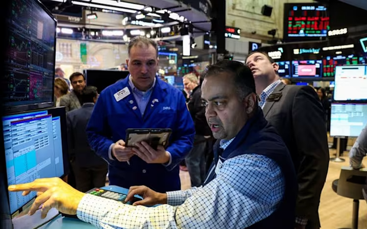 Đọc nhanh 31-3: Giá dầu tiếp tục tăng, bán tháo chứng khoán lan rộng