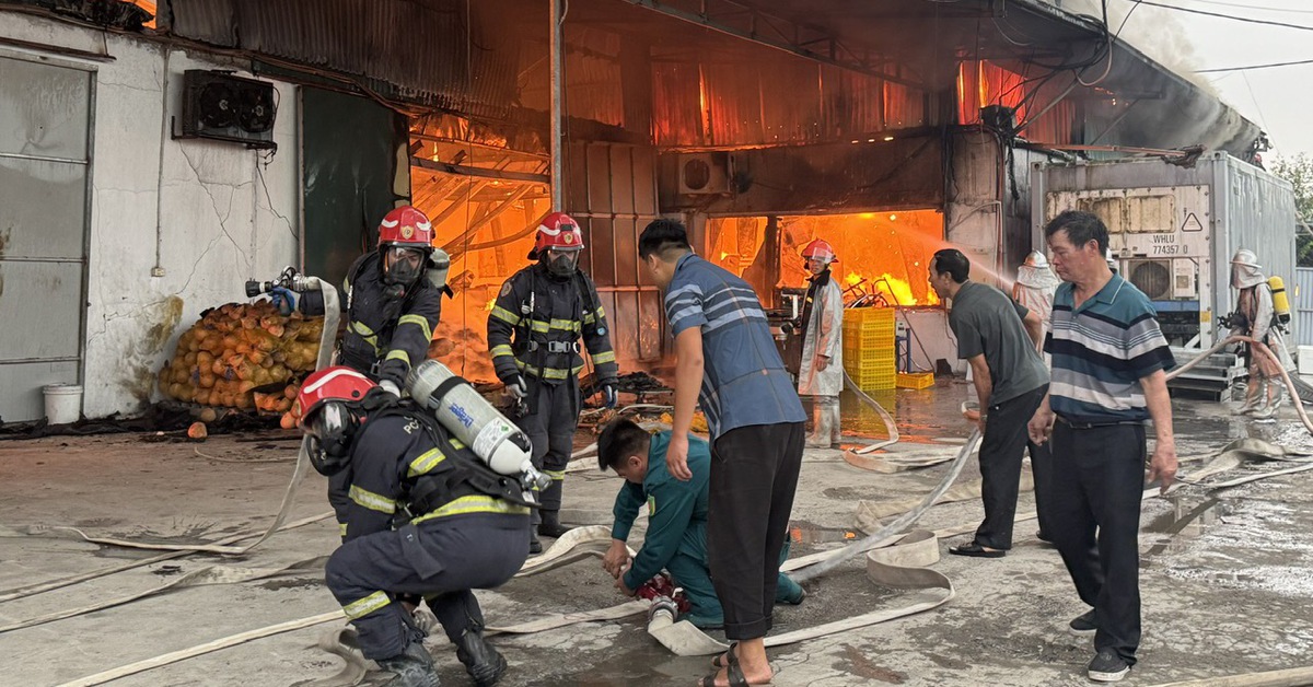 Cháy xưởng bánh kẹo ở Hà Nội, gần 100 người chữa cháy