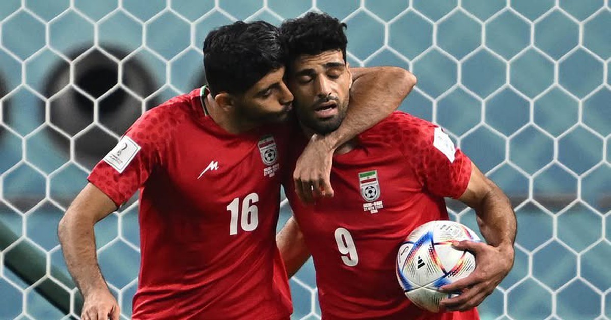 Tuyển Iran thắng tưng bừng giữa lúc quê hương đang bị tấn công