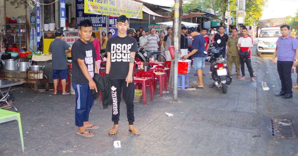 Bắt nhóm thanh niên mang dao tự chế truy đuổi chém người gây thương tích tại quán hủ tiếu