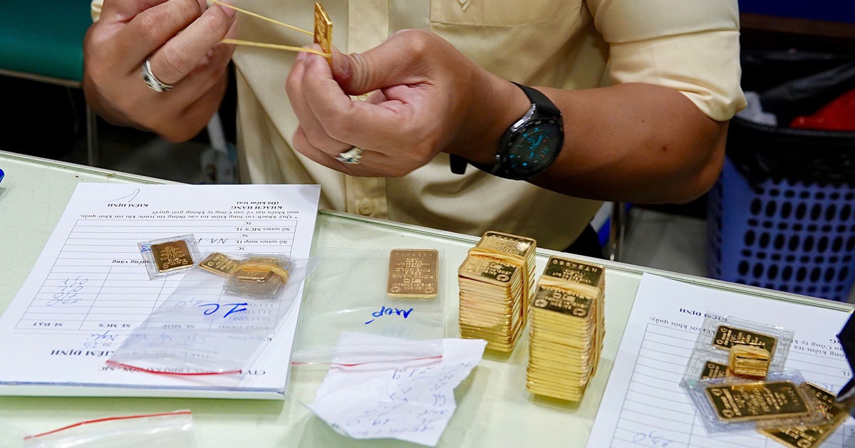 Giá vàng bật tăng mạnh, vượt 4.600 USD/ounce