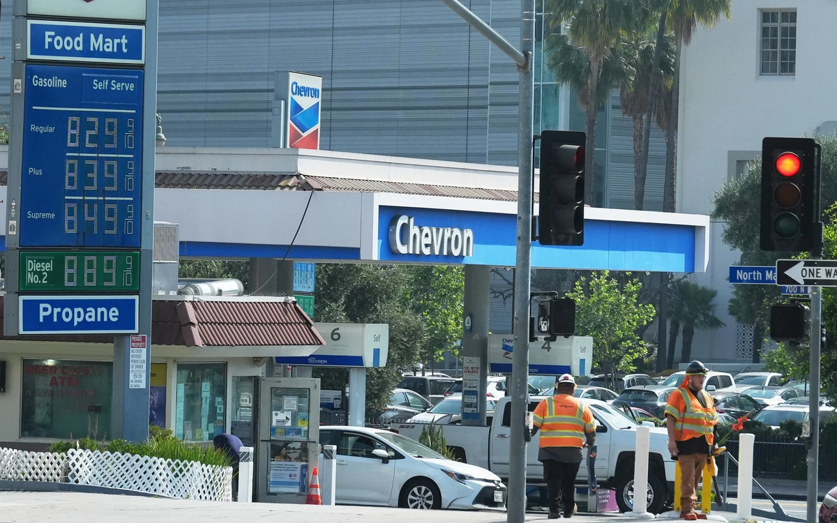 Giá xăng vượt 4 USD/gallon, gây áp lực lên người dân Mỹ và chính quyền ông Trump