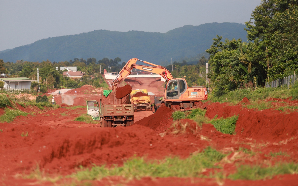 Đắk Lắk yêu cầu siết quản lý giá xăng dầu, vật liệu xây dựng, đẩy tiến độ các dự án trọng điểm