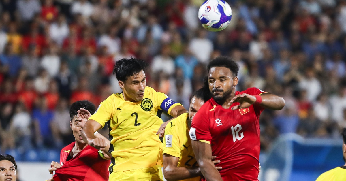 CĐV Malaysia căng băng rôn chê liên đoàn bóng đá nước nhà ngay trên sân Thiên Trường
