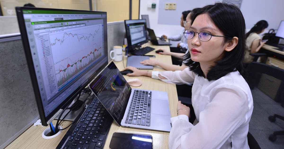 Cổ phiếu 'vua' dẫn sóng, VN-Index tăng trở lại 12 điểm