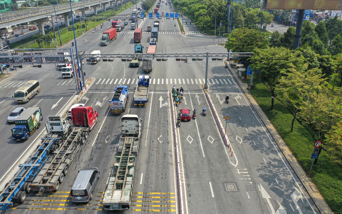 Hiện trạng 5 nút giao cửa ngõ phía Đông dự kiến làm 'luồng xanh', xe không phải dừng đèn đỏ