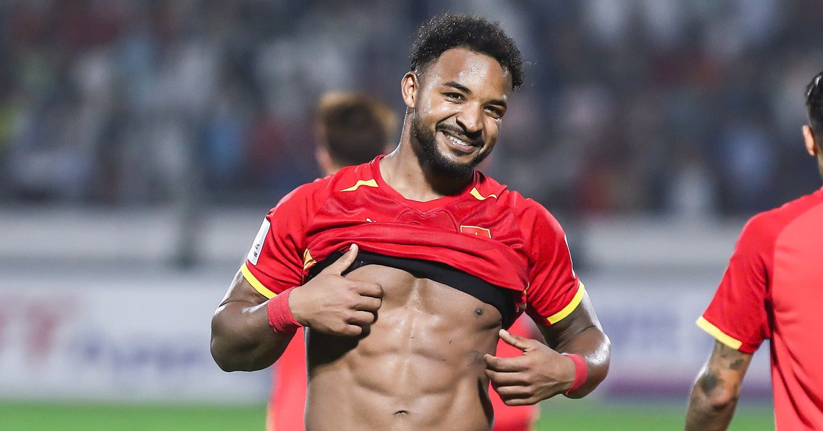 Xuân Son ghi 2 bàn, khoe 8 múi bụng đáp trả chỉ trích về cân nặng