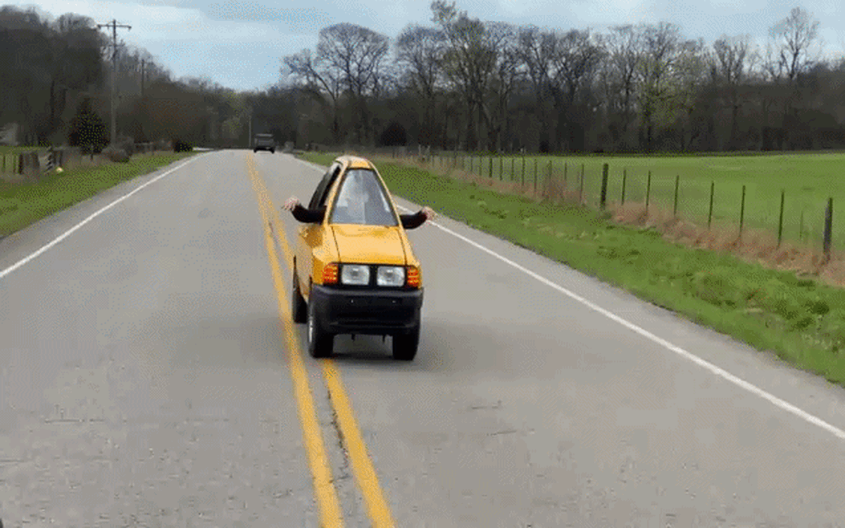 Cắt đôi ô tô Ford thành xe siêu mỏng, nhỏ như xe máy, vẫn chạy taxi công nghệ