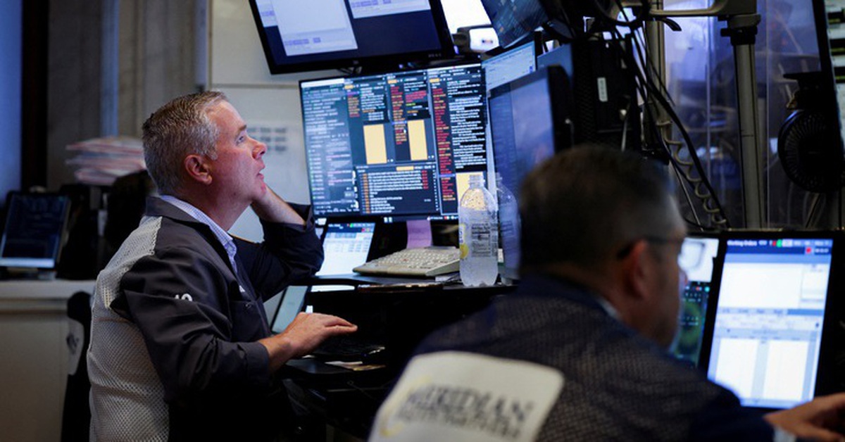 Đọc nhanh 4-3: Giá dầu tăng, đồng USD mạnh lên, chứng khoán Mỹ cùng vàng bị bán tháo