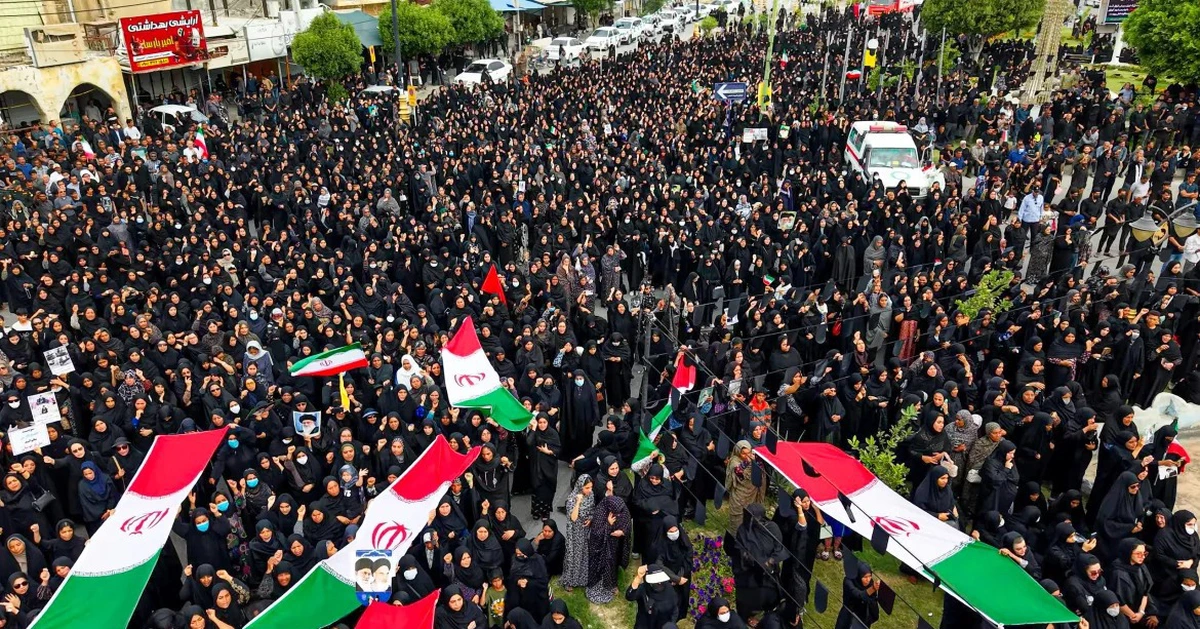 Hàng ngàn người Iran tham dự tang lễ 168 nữ sinh thiệt mạng sau vụ không kích trường học