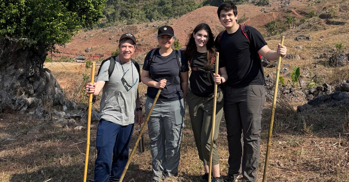 Khách Mỹ chi 75 triệu đồng đến Việt Nam rửa bát, lội ao bắt cá