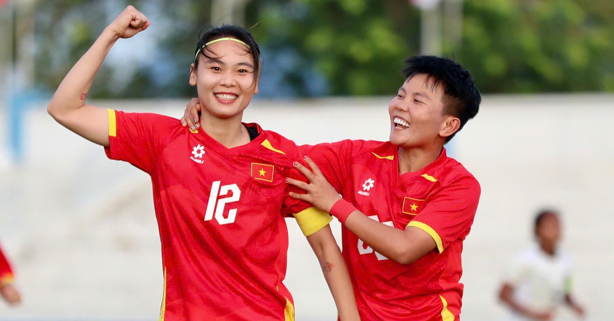 Làng bóng đá khen Việt Nam 'nam nữ song toàn'