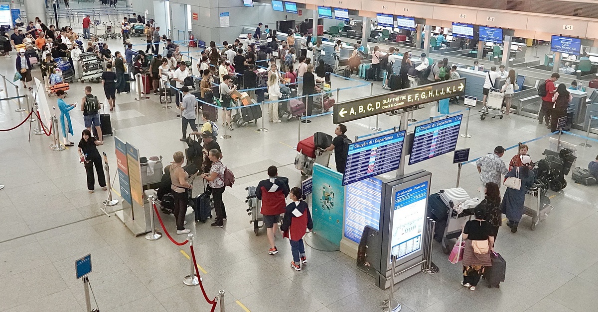 Nhiều khách Việt thấp thỏm chờ bay