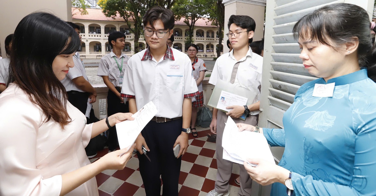 Sáng nay, gần 10.000 học sinh lớp 12 ở TP.HCM thi học sinh giỏi cấp thành phố
