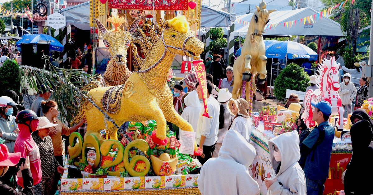 Dù ai mua bán bộn bề, Làm Chay mười sáu nhớ về Tầm Vu