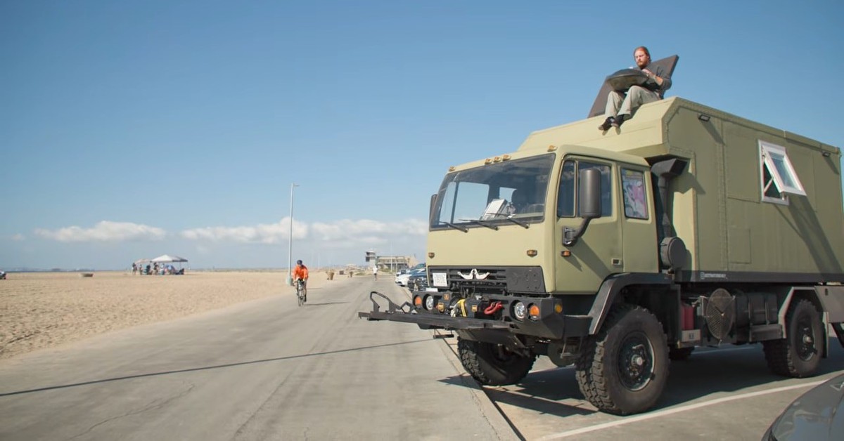 Nhà di động từ xe quân sự đủ sức băng qua 6 châu, 'nhét được cả một căn hộ', đi 1.600km khi đầy bình