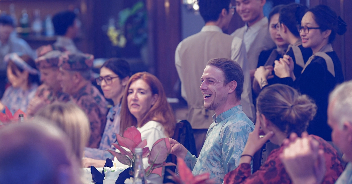 Chàng trai Pháp đến Việt Nam một mình, bất ngờ với tiệc sinh nhật trên du thuyền