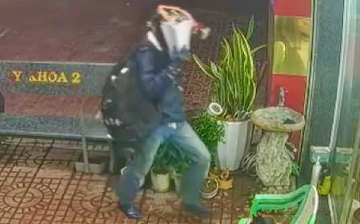 Truy tìm người đàn ông vào tiệm vàng có biểu hiện bất thường