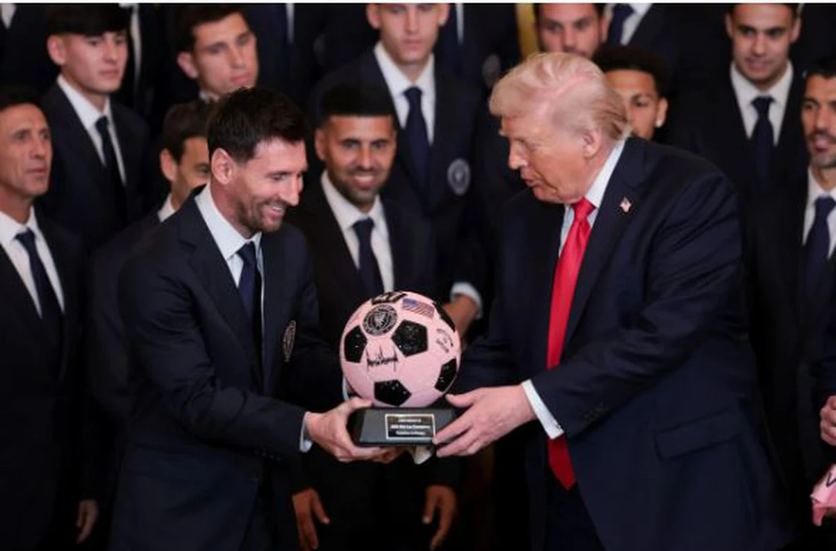 Messi lúng túng khi ông Trump nhắc đến Ronaldo và 'phá hủy tên lửa của Iran'