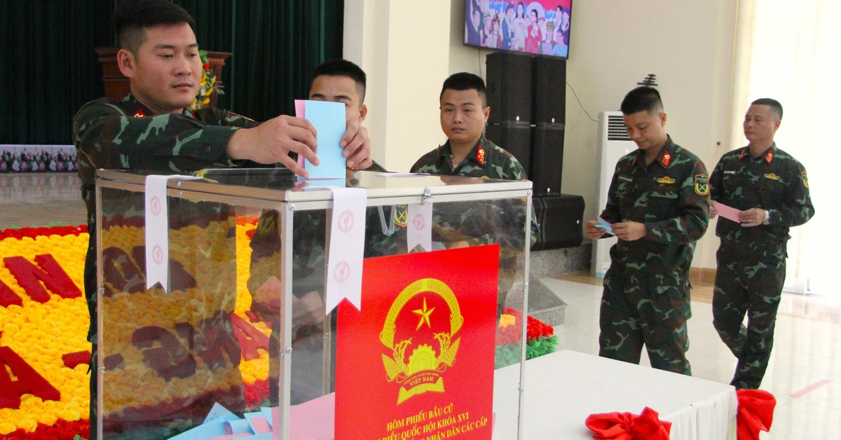 Cử tri Lữ đoàn Đặc công nước 5 bỏ phiếu sớm, mở đầu ngày hội bầu cử ở Khánh Hòa - Báo Tuổi Trẻ