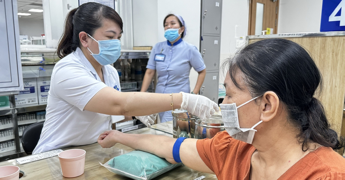 Mãn kinh không chỉ là 'chịu đựng' mà cần có kiến thức để mạnh khỏe