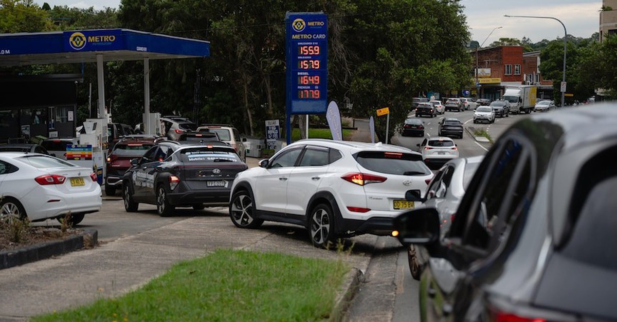 Người dân Anh, Úc đổ xô tích trữ xăng, tài xế Myanmar tràn sang Thái Lan tiếp nhiên liệu