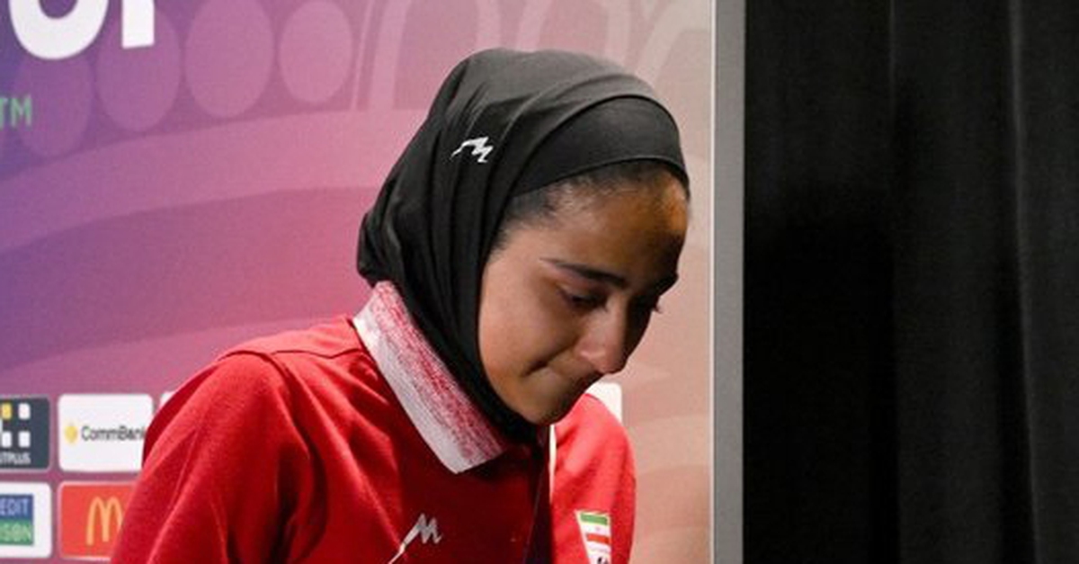 Tuyển nữ Iran vừa đá bóng, vừa trông về nhà