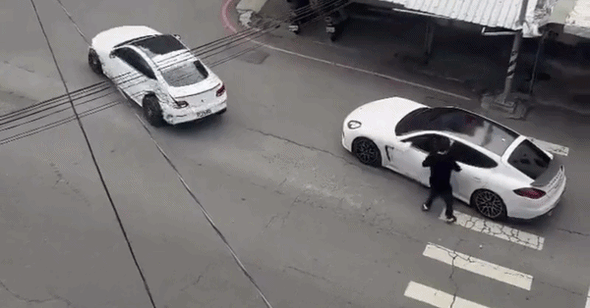 Mercedes drift lùi tông Porsche giữa phố, hai tài xế rượt đuổi, ẩu đả