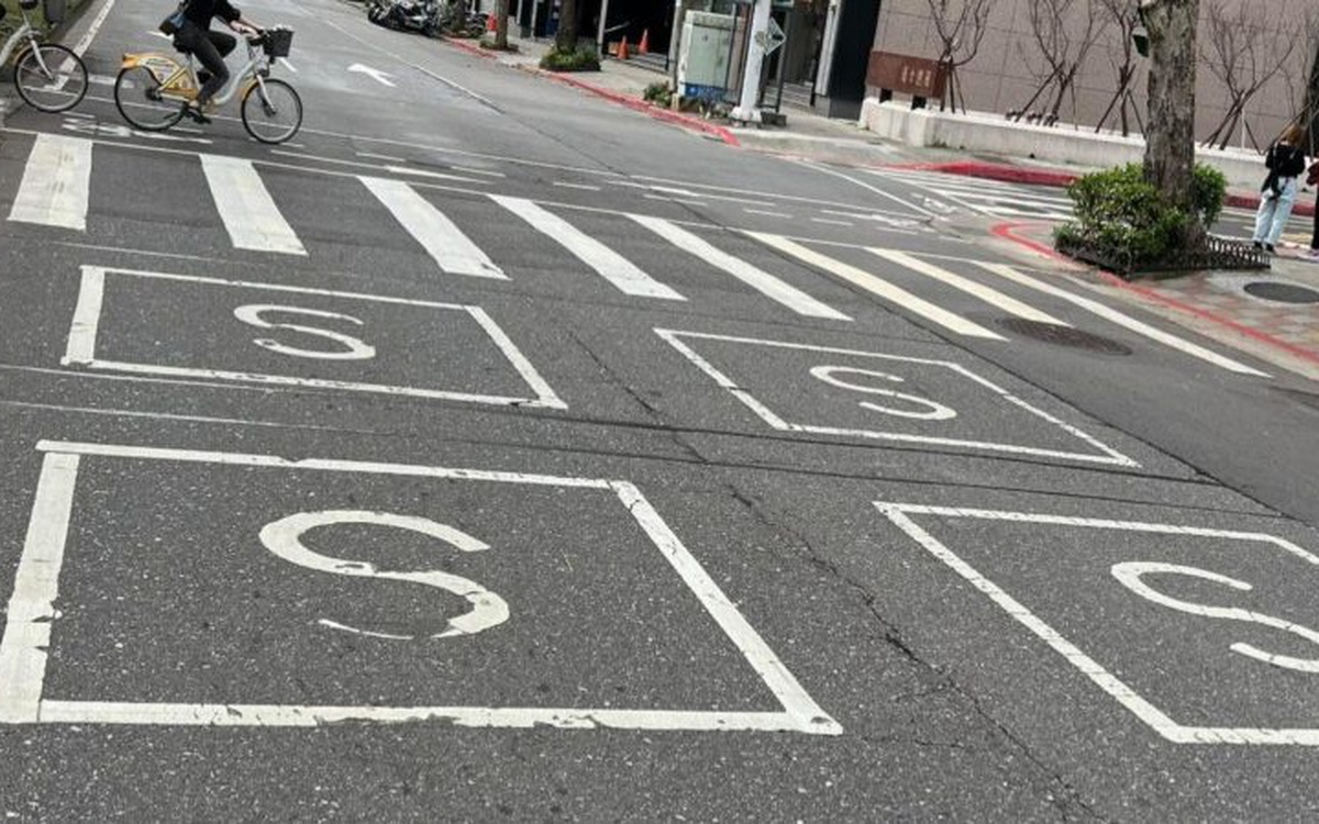 Những vạch kẻ đường kỳ lạ không ai đoán được dùng làm gì