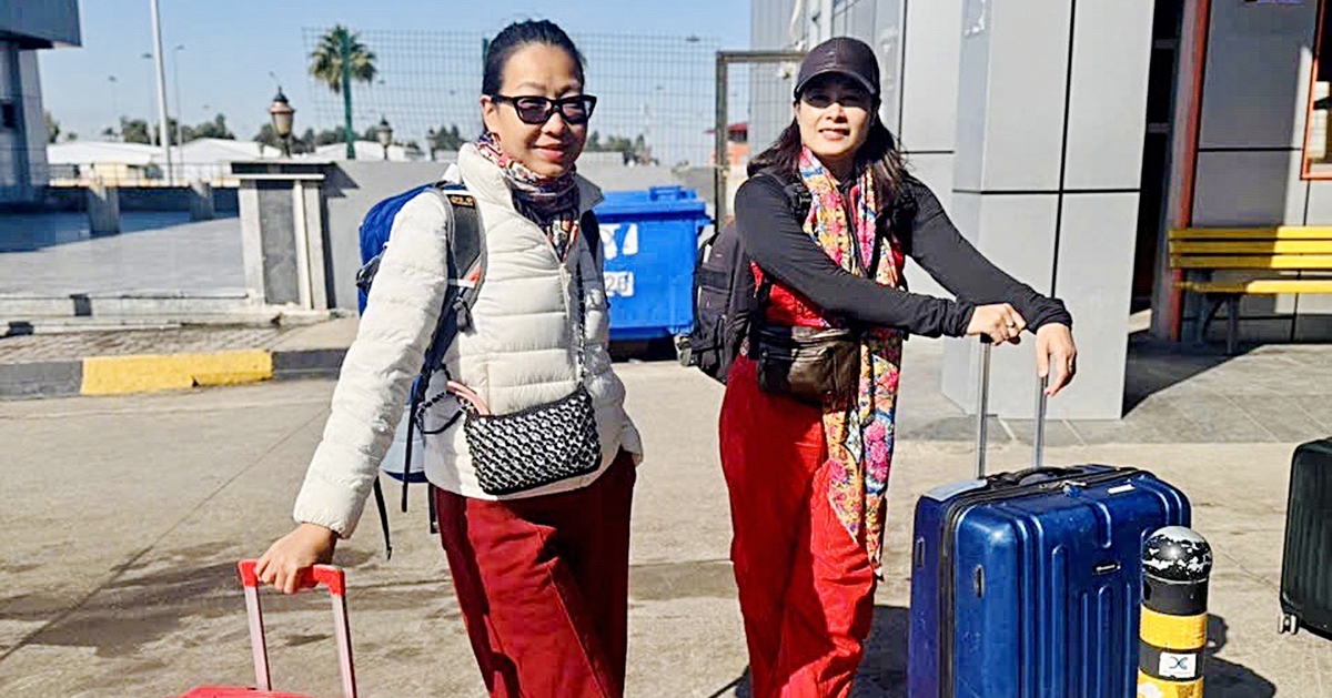 Du khách Việt 'chạy đua' thoát khỏi vùng chiến sự, vé máy bay tăng từng giờ