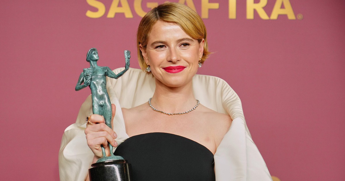 Jessie Buckley: Ngôi sao 'càn quét' mùa giải thưởng và thời trang thảm đỏ