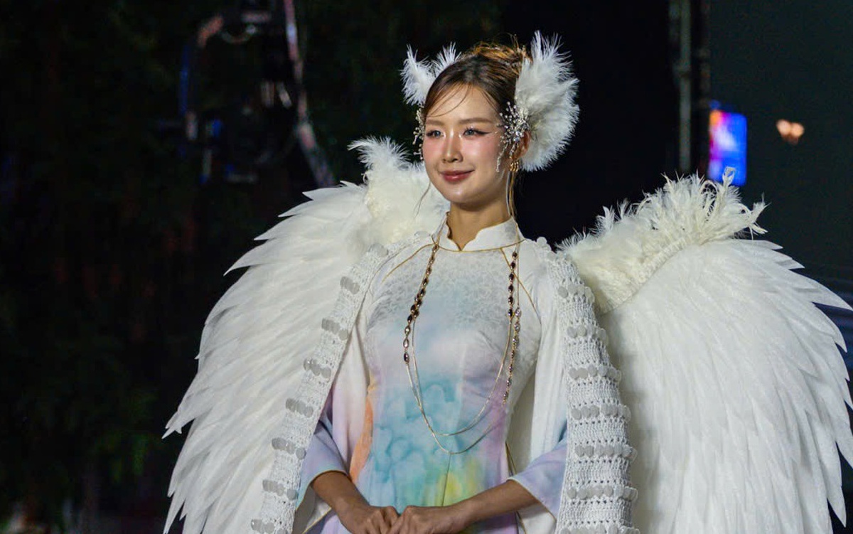 Hàng trăm tà áo dài thắp sáng đường đi bộ Nguyễn Huệ đêm khai mạc Lễ hội Áo dài 2026