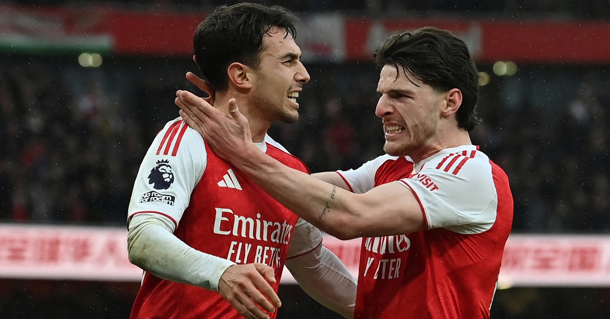 Cờ đến tay Arsenal