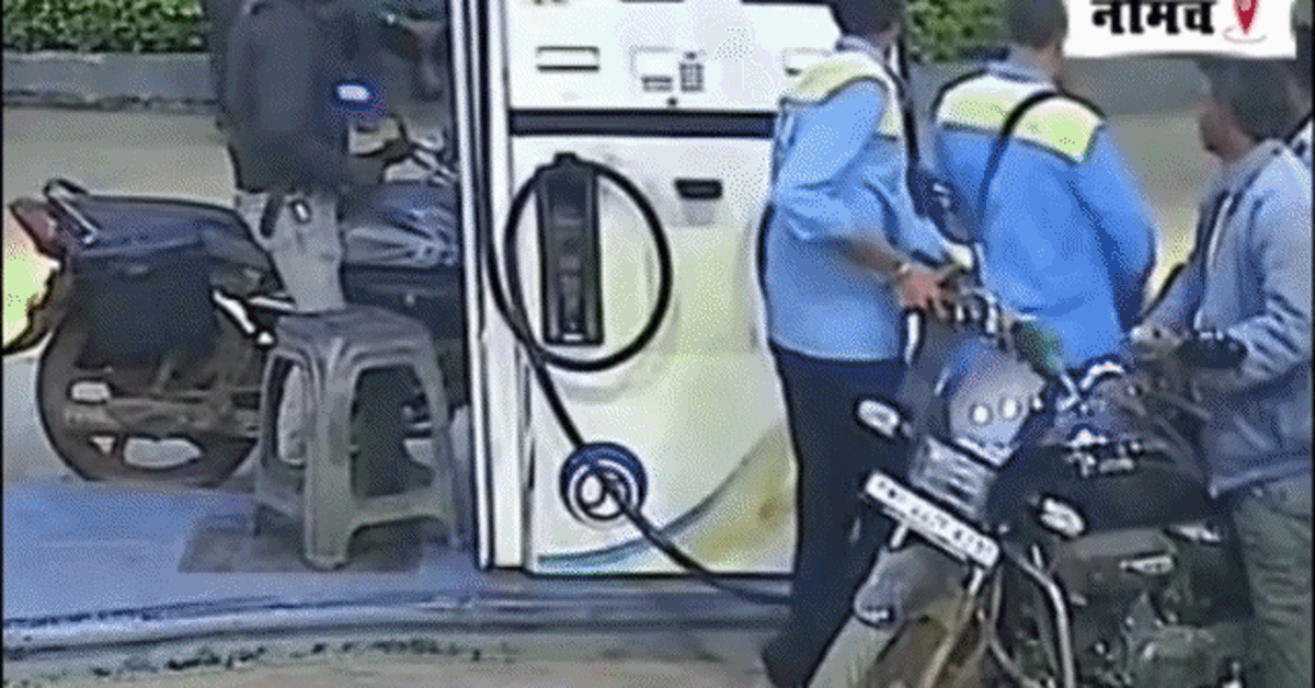 Xe máy bốc cháy lúc đổ xăng, chỉ vài giây sau khi chủ xe dùng điện thoại