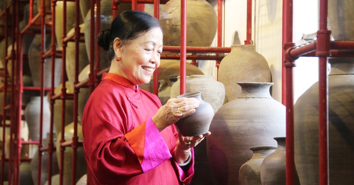 Giáo sư triết học phục hưng áo dài Việt