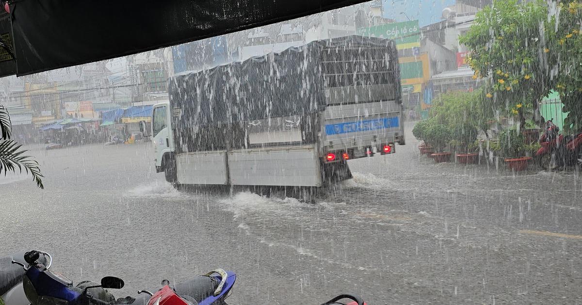 Mưa trái mùa gây ngập nhiều đoạn quốc lộ 91 ở khu vực Bảy Núi, An Giang