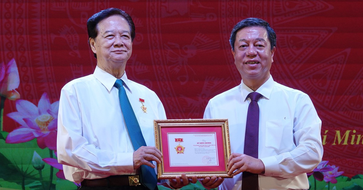 Nguyên Thủ tướng Nguyễn Tấn Dũng ra mắt sách