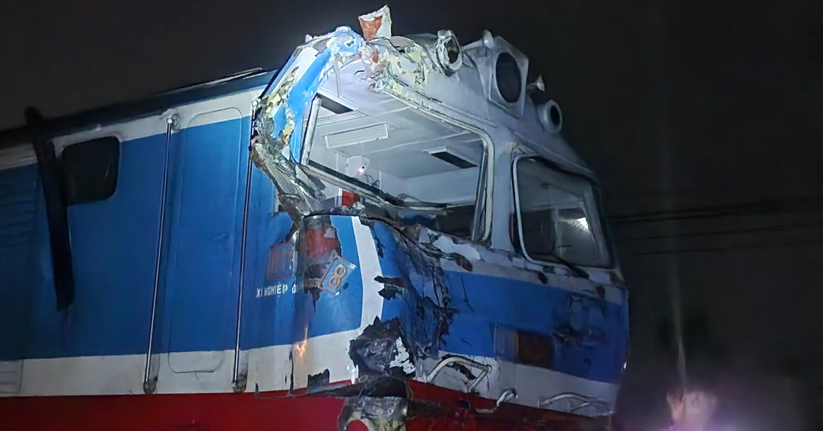 Tàu SE8 tông 'đứt đôi' xe tải vượt rào chắn mắc kẹt ở đường ray