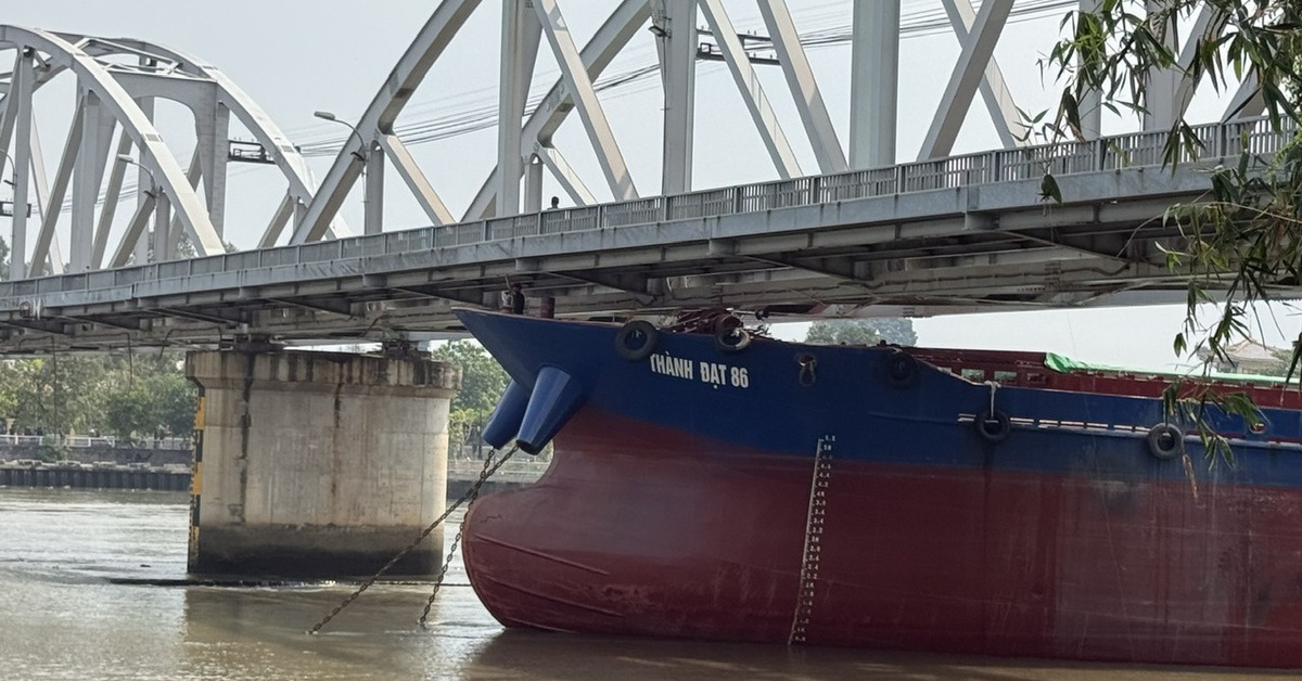 Sà lan tông cầu Ghềnh, đường sắt Bắc - Nam gián đoạn [1]