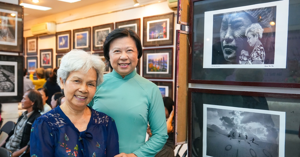 Các bóng hồng cầm máy kể chuyện quê hương