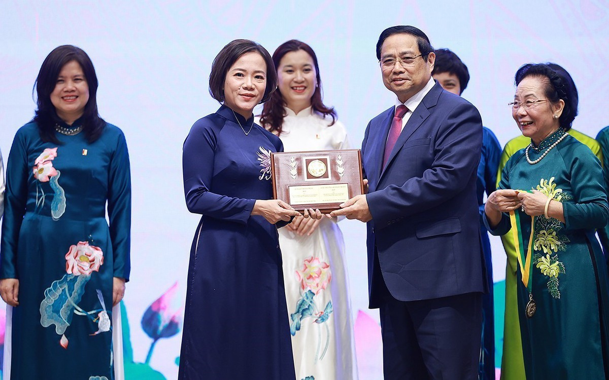 Có 21 nữ Ủy viên Trung ương Đảng, nhiều phụ nữ là sĩ quan cấp tướng quân đội, công an