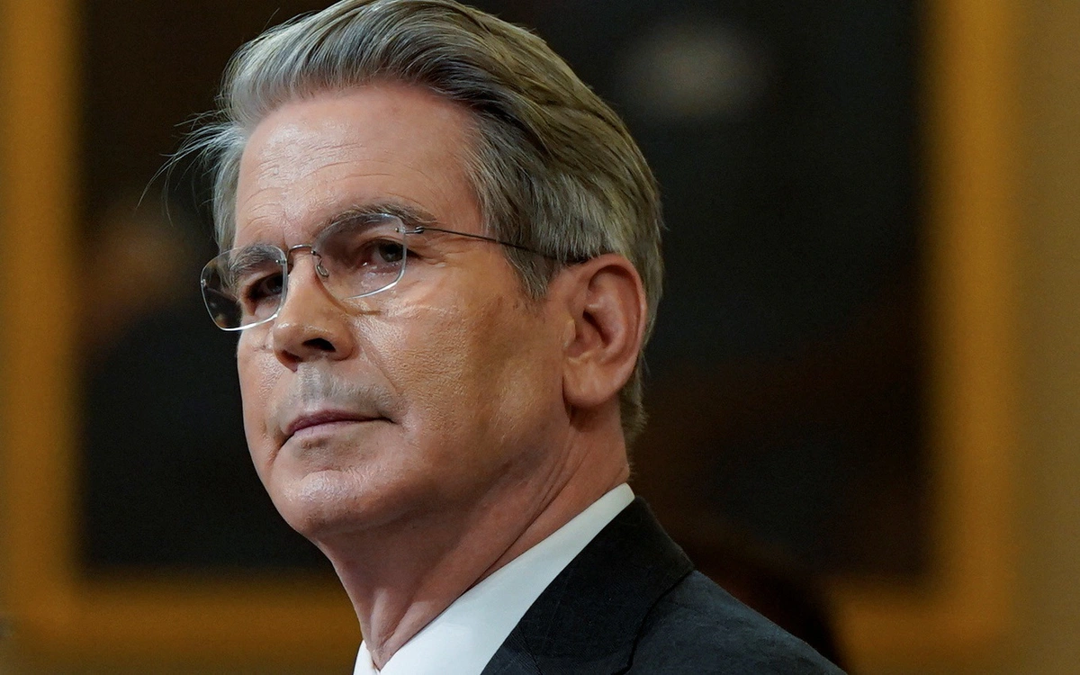 Mỹ tính dỡ thêm trừng phạt với dầu Nga để giảm áp lực giá dầu