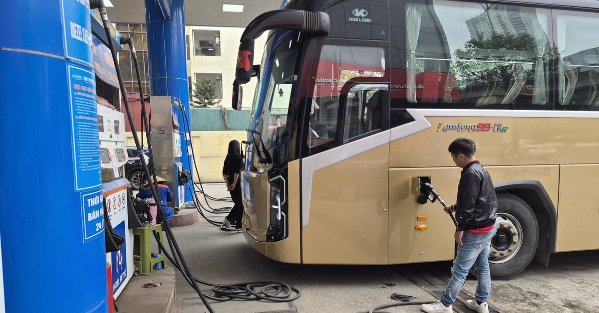 Giá xăng dầu đồng loạt tăng mạnh: RON95 tăng hơn 4.700 đồng/lít, dầu hỏa gần 8.500 đồng/lít